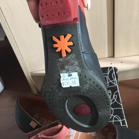 Beautiful heals - Picture 2 of 3